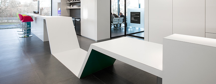 Maatwerk Level tafel, die dienst doet als balie, tafel en bar.