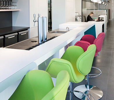 Hoge maatwerk Level tafel als balie en bar