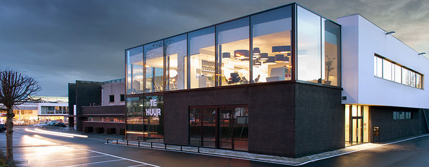 Het gebouw van Work Around in de avond