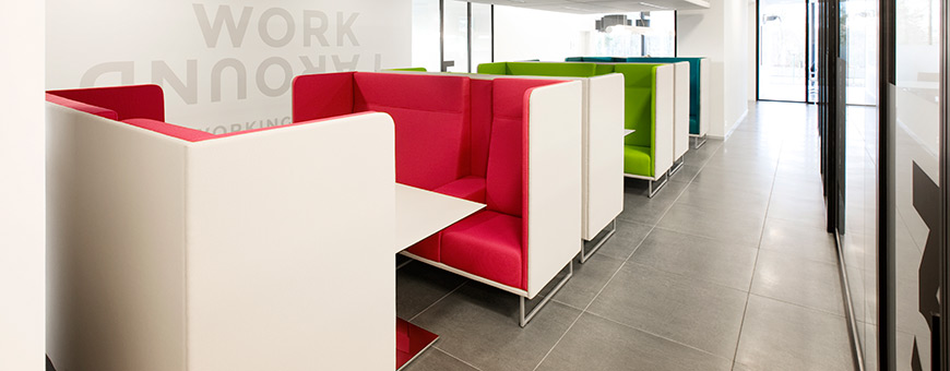 Flex offices gecreëerd met 1st Class banken in duo stoffering.