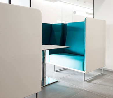 1st Class overlegbank in fraaie duo stoffering