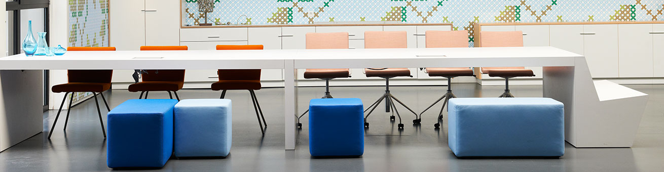 Level tafel met daaraan de Dots, X-Ray Spin en Hopper stoelen